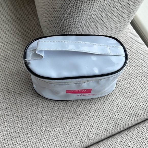 New York Fashion Week Cosmetic Case White/Black - Picture 3 of 4